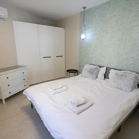 Terraced Penthouse With Views And Jacuzzi