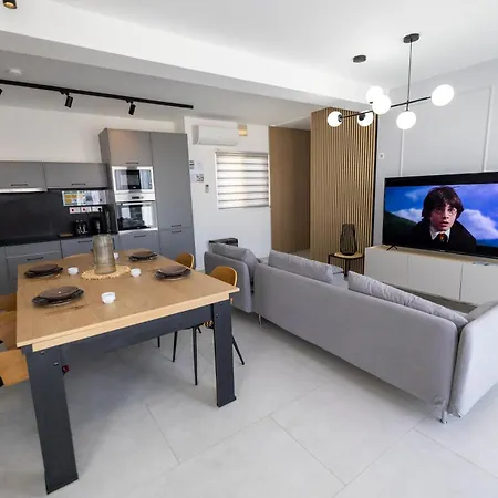 Terraced Penthouse With Views And Jacuzzi Шаара