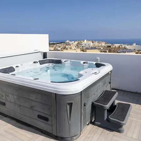 Terraced Penthouse With Views And Jacuzzi Xaghra