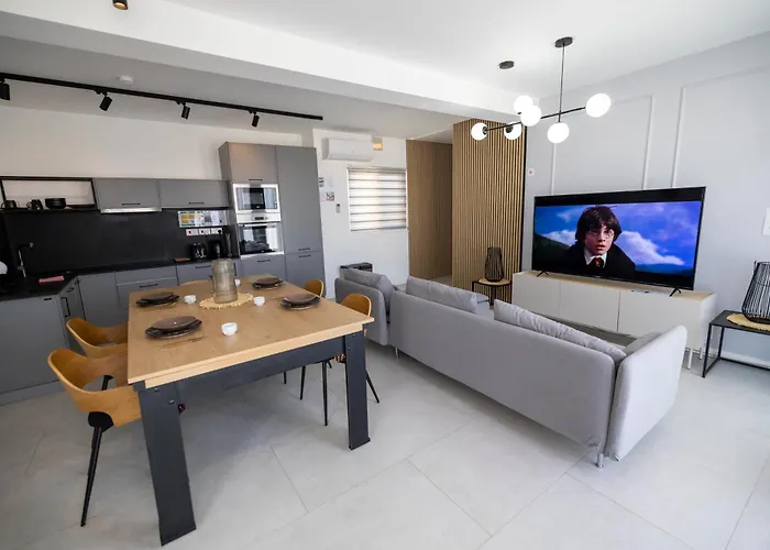 Terraced Penthouse With Views And Jacuzzi 沙拉