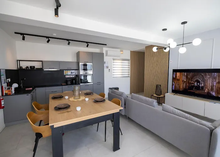 Terraced Penthouse With Views And Jacuzzi *